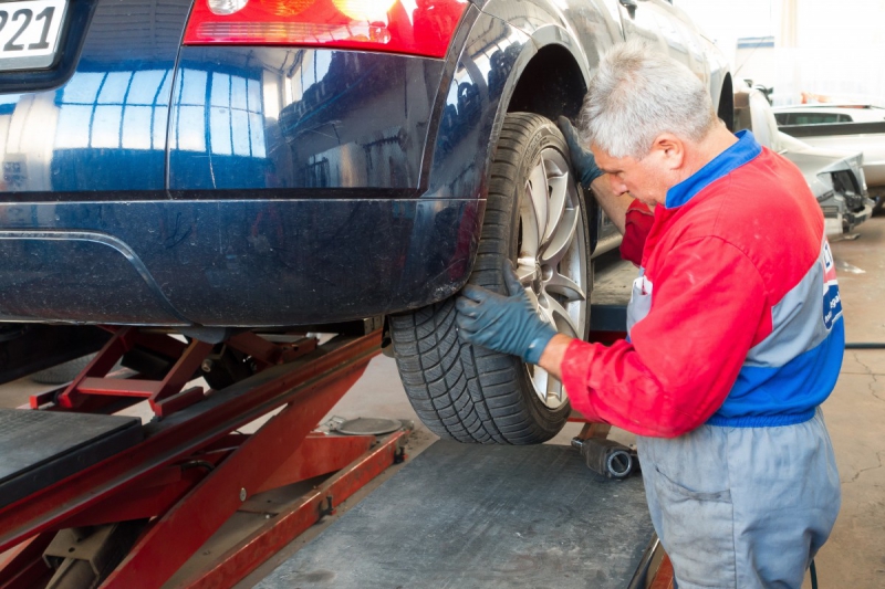 boutique-VILLENEUVE LOUBET-min_auto_repair_repair_lift_auto_mechanic_work_clothes_master_professional_man_of_the_fold-685629