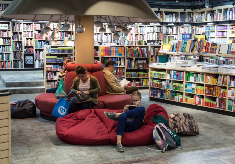 boutique-VILLENEUVE LOUBET-min_books_bookstore_book_reader_readers_reading_shop_sale_books-849006