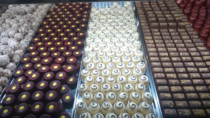 boutique-VILLENEUVE LOUBET-min_chocolates_milk_chocolate_white_chocolate_truffles_candy_food_treat_cacao-1213769