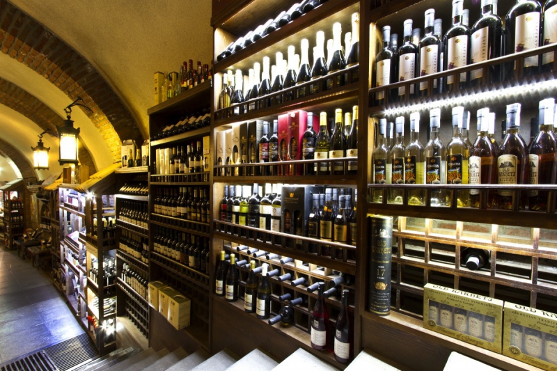 boutique-VILLENEUVE LOUBET-min_world_street_travel_shop_canon_georgia_wine_bottles-429767